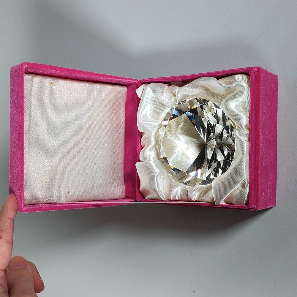 Glass diamond shape cut decorative paperweight‎ in pink velvet box